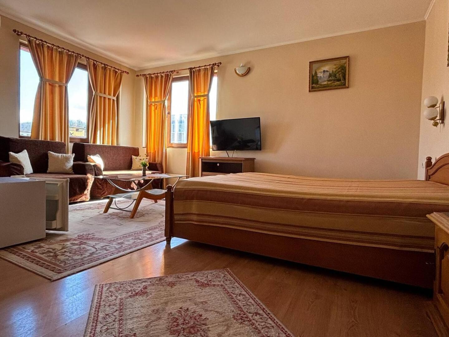 טריאבנה Hotel Rai מראה חיצוני תמונה